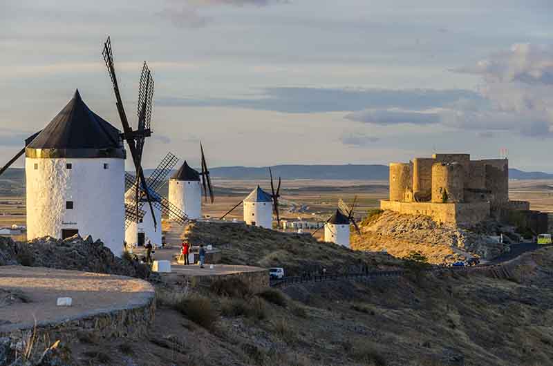 Toledo - Consuegra 38 - molinos de viento y castillo de Consuegra.jpg